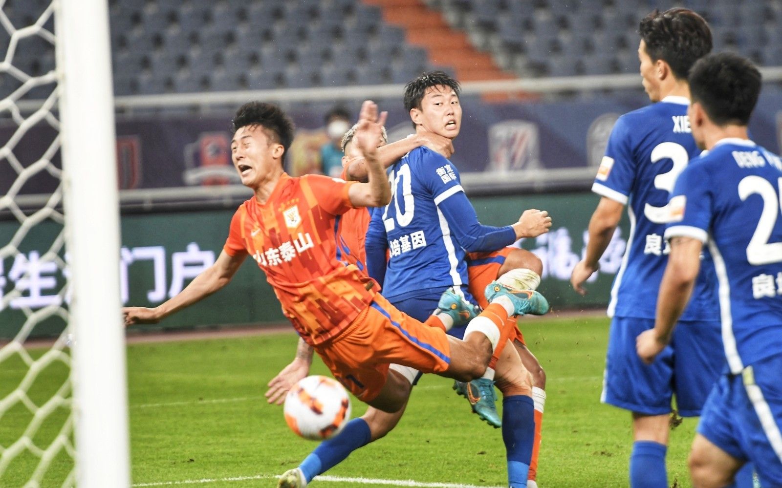 名记：字母最近向队友强调专注篮球的重要性，别被外界声音干扰