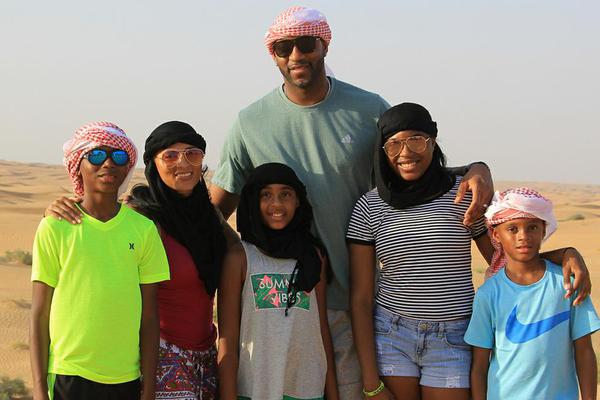 齐达内访华与樊振东互动，展现球技，赞其乒乓球成就，两人友好交流，共话皇马。