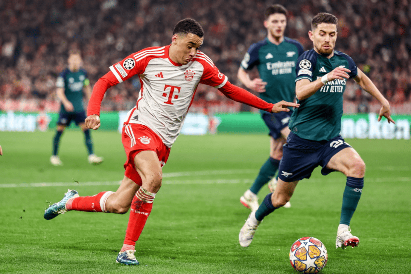 欧冠半场：杜兰、多尔贝格破门，卡拉巴克1-1阿贾克斯（欧冠半场比分：卡拉巴克1-1阿贾克斯，杜兰与多尔贝格建功）