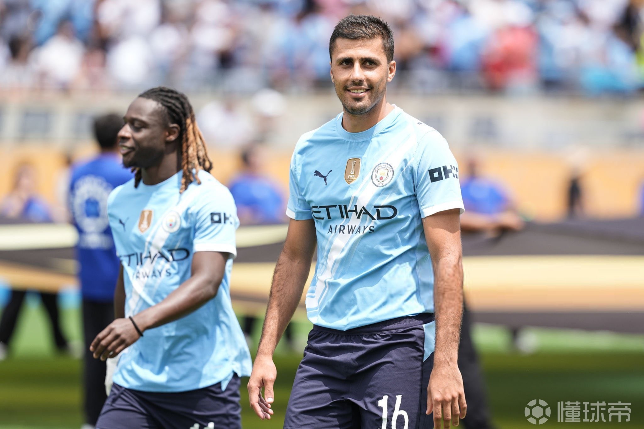 刘若钒庆祝海港队夺冠：人生第一个中超冠军🏆（刘若钒庆贺海港队加冕：职业生涯首个中超冠军🏆）