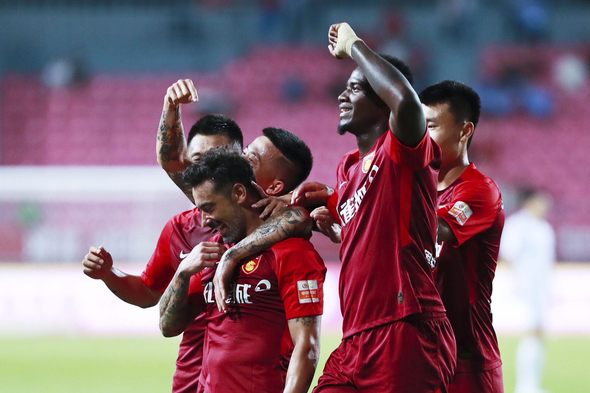 马斯坦托诺：维尼修斯给阿隆索道过歉了，梅西永远是GOAT（马斯坦托诺称维尼修斯已向阿隆索致歉，梅西永远是史上最佳）