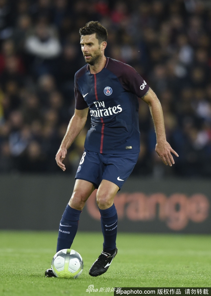 传记作者：莱万曾不满哈维的训练，他在波兰和拜仁都曾施压换帅