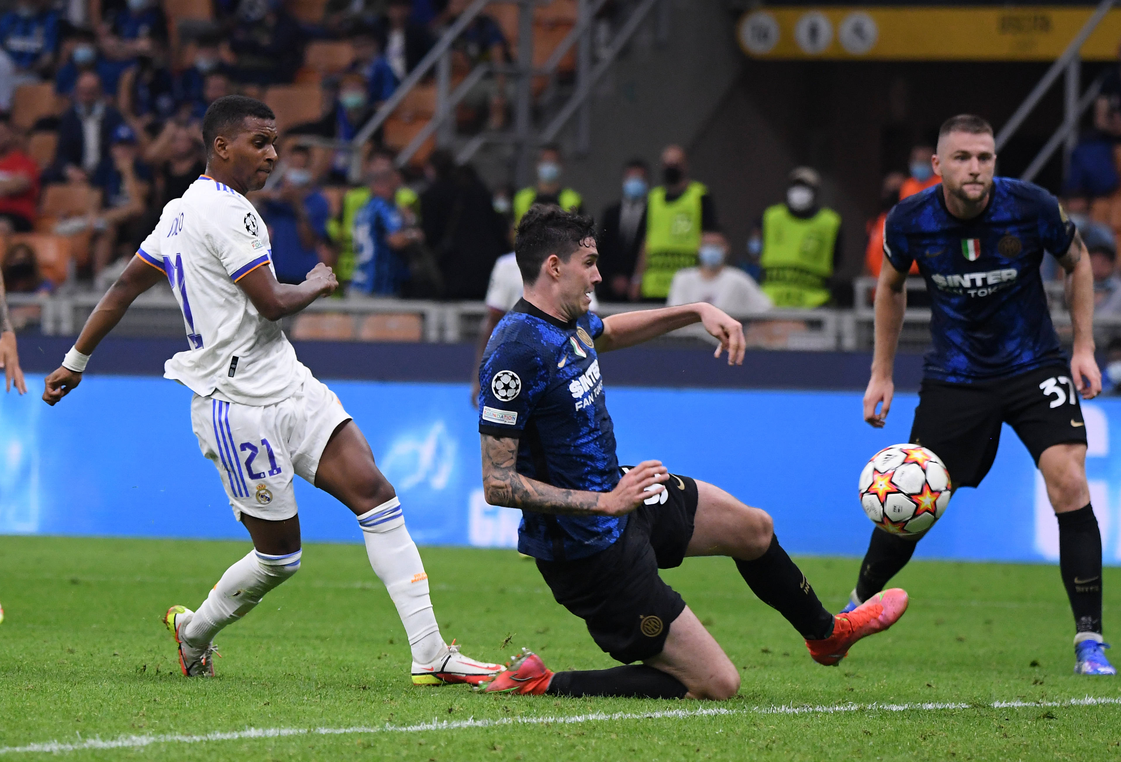 世界杯小组赛抽签揭晓，各组形势激烈，比利时、西班牙、法国等强队争夺晋级，姆巴佩与哈兰德有望对决，阿根廷实力强劲，晋级概率极高。