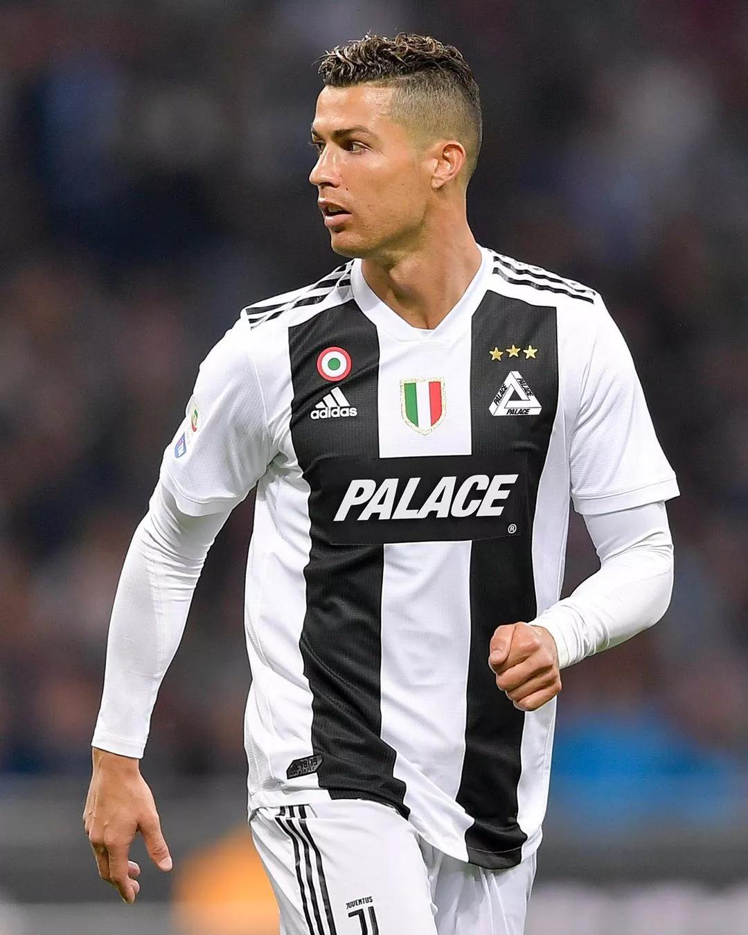 顶级！皇马主场伯纳乌变圣诞乐园！（震撼！皇马主场伯纳乌化身圣诞乐园！）