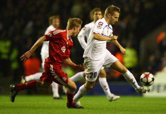 球迷：这球不进都对不起场地