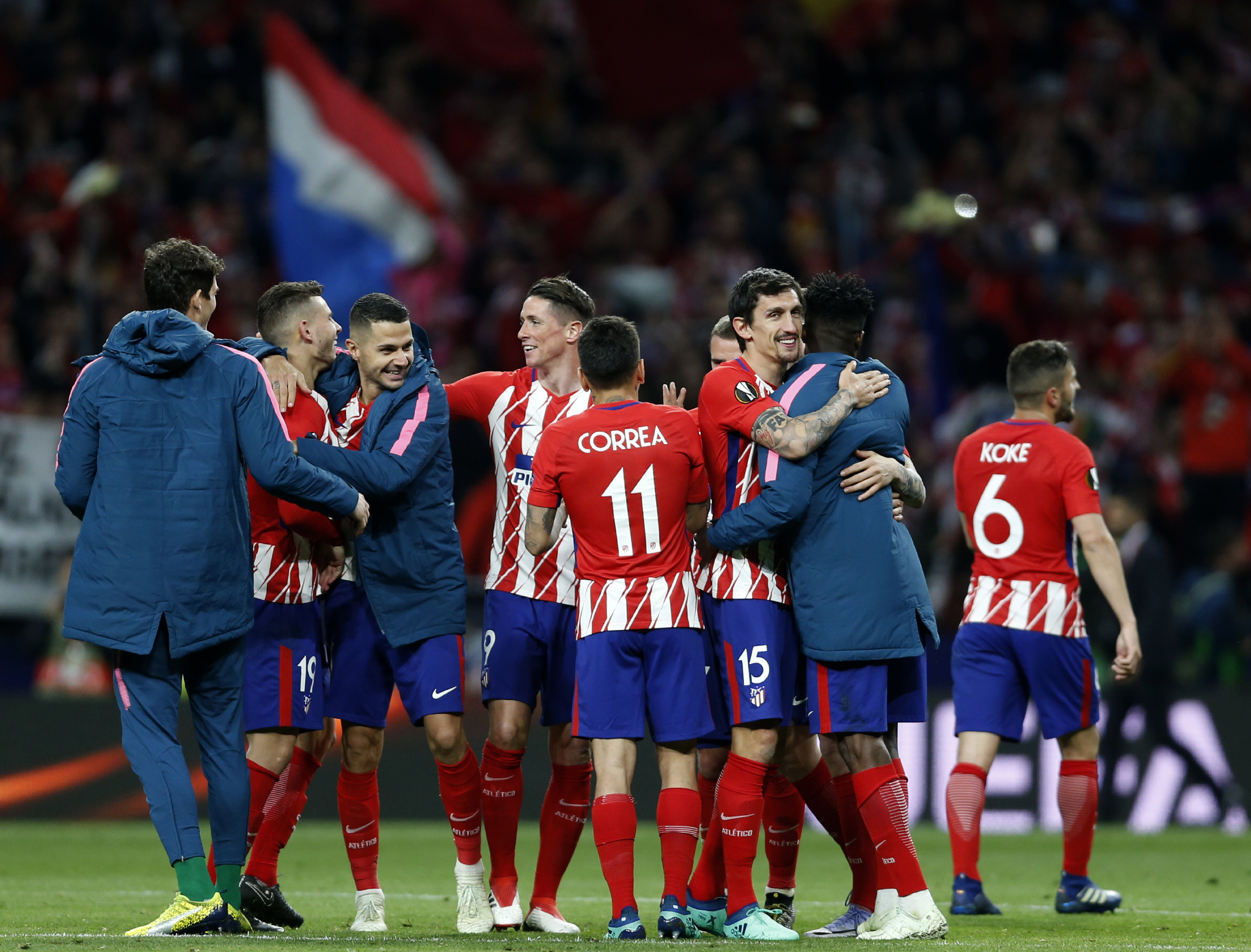 歌名应景，著名歌唱家波切利在世界杯抽签仪式演唱《今夜无人入眠》